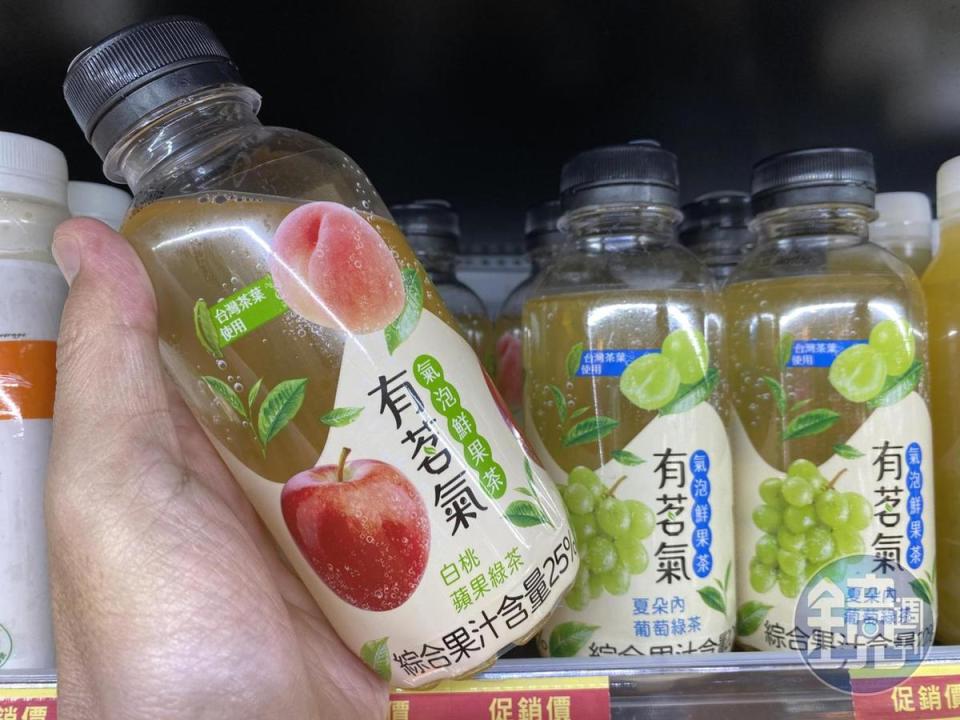 「有茗氣」是台灣第一瓶冷藏氣泡鮮果茶，有白桃蘋果綠茶與夏朵內葡萄綠茶2種口味。（45元／瓶）