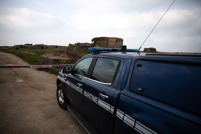 Un auto de la Gendarmería Marítima en la playa de Neville sur Mer, donde se encontró la cocaína. (Lou BENOIST / AFP)