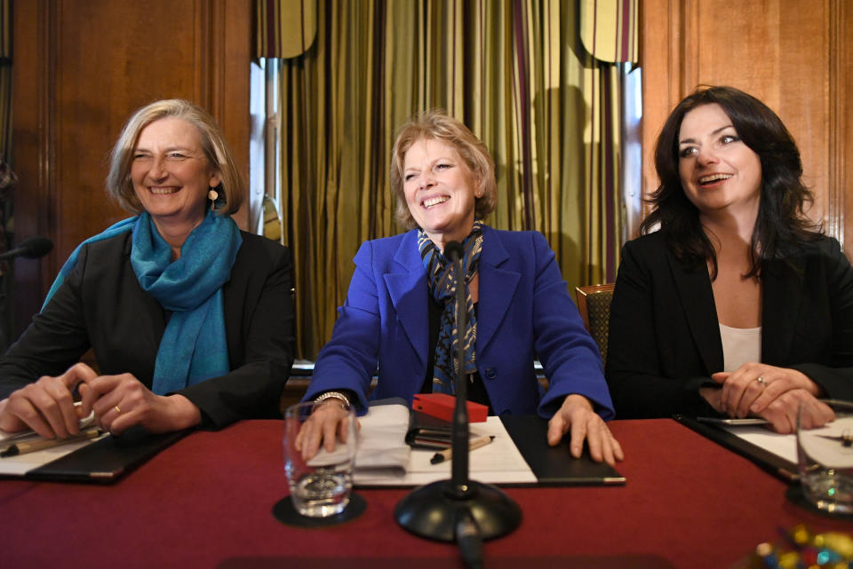 Sarah Wollaston, Anna Soubry und Heidi Allen (v. l.) verlassen die regierende Konservative Partei in Großbritannien. (Bild: Stefan Rousseau/PA Wire/dpa)