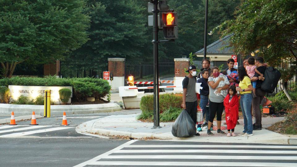 A group of mainly Venezuelan migrants, who were sent by bus from detention in Texas and then dropped off outside the Naval Observatory, the official residence of U.S. Vice President Kamala Harris, wait for transport in Washington, U.S. September 17, 2022 (REUTERS)