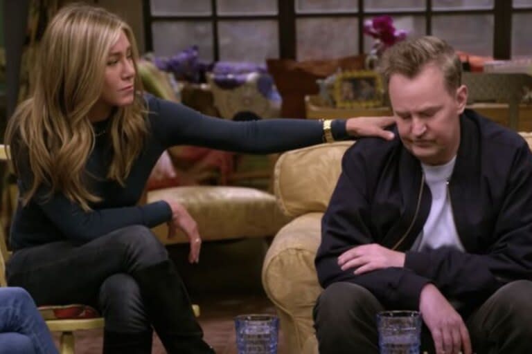 Jennifer Aniston consola a un Matthew Perry emocionado por la reunión de Friends (HBO MAX/)