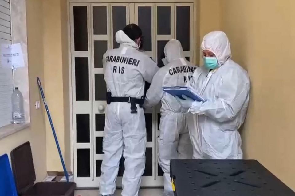 Carabinieri forensics officers taking notes in front of the house of Italy's top wanted mafia boss (ITALIAN CARABINIERI PRESS OFFICE)