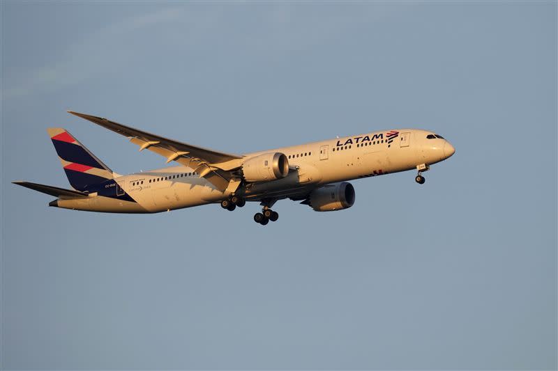智利南美航空一架787-9客機，11日從澳洲飛往紐西蘭，途中飛機突然急速下墜，導致50多名乘客被拋飛到天花板受傷，機長透露當時飛機儀表板一片空白，無法控制飛機。（圖／美聯社／達志影像）
