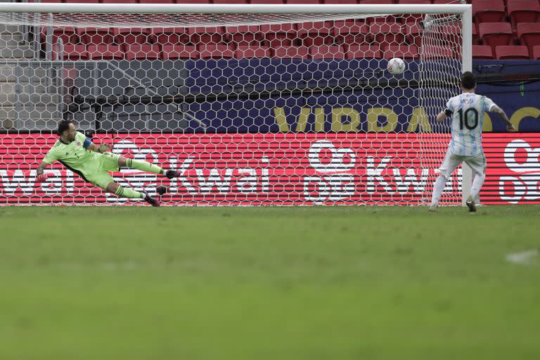 Con un zurdazo cruzado, Lionel Messi convierte el primer penal de la serie contra Colombia, en la segunda semifinal por la Copa América de Brasil.