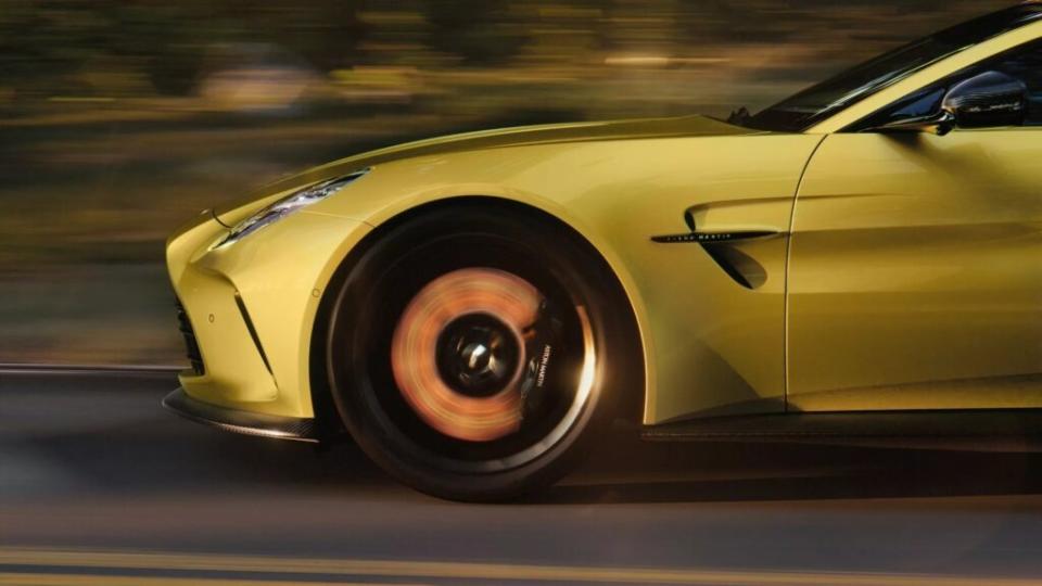 煞車系統可以選擇陶瓷套先煞車，而車側的散熱孔上也有了Aston Martin的徽飾。(圖片來源：Aston Martin)