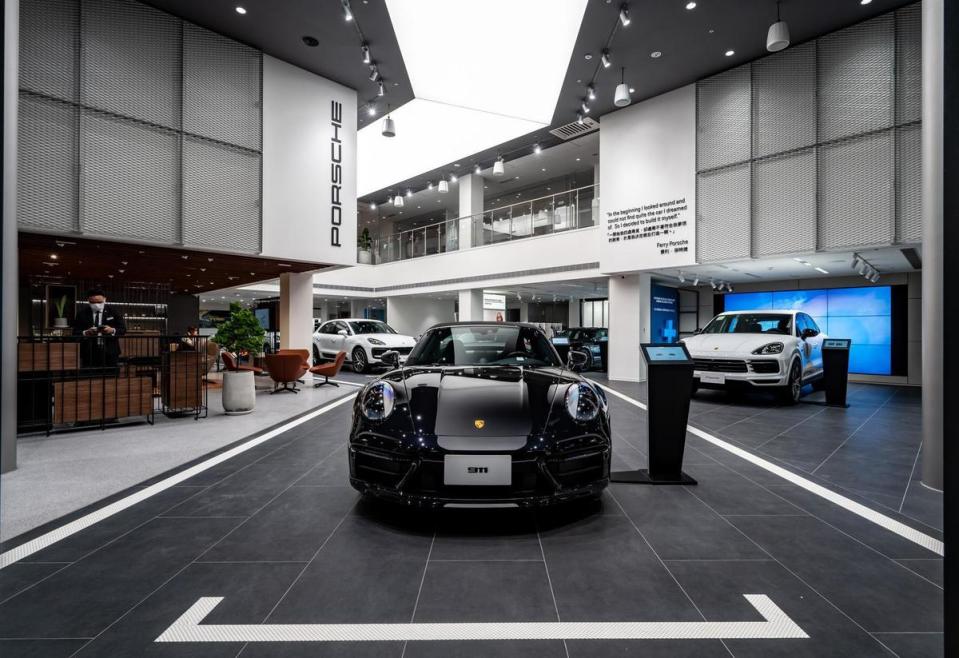 以機場航廈為設計理念，融合了賞車、售後服務、精品、休閒等元素於一身，Porsche Centre Tainan堪稱全球最先進的保時捷中心。