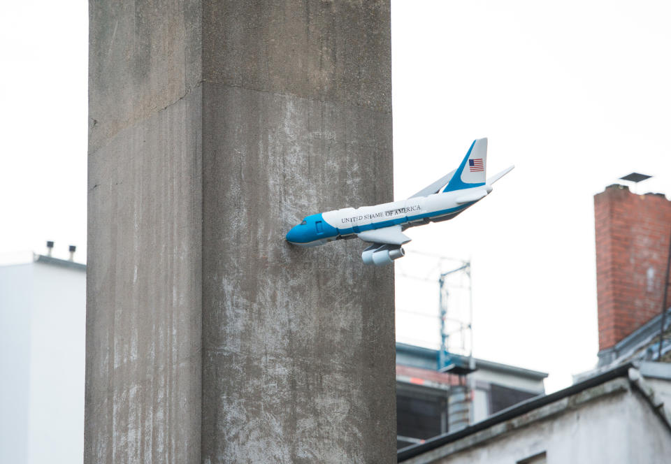 Modell-Flugzeug mit der Aufschrift "United Shame of America" hängt im Stadtteil St.Pauli an dem Schornstein eines Wohnhauses. Die Installation erweckt Erinnerungen an die Terroranschläge am 11. September 2001 (Bild: Daniel Bockwoldt/dpa)