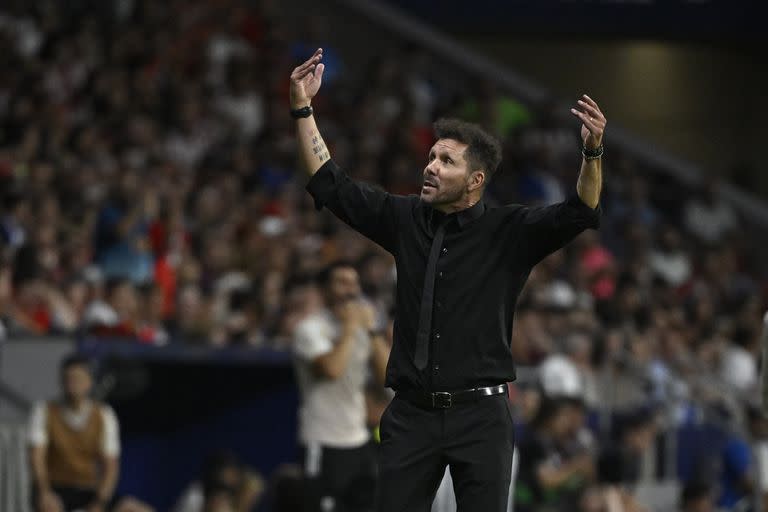 Simeone incentiva el aliento de los hinchas del Atlético de Madrid