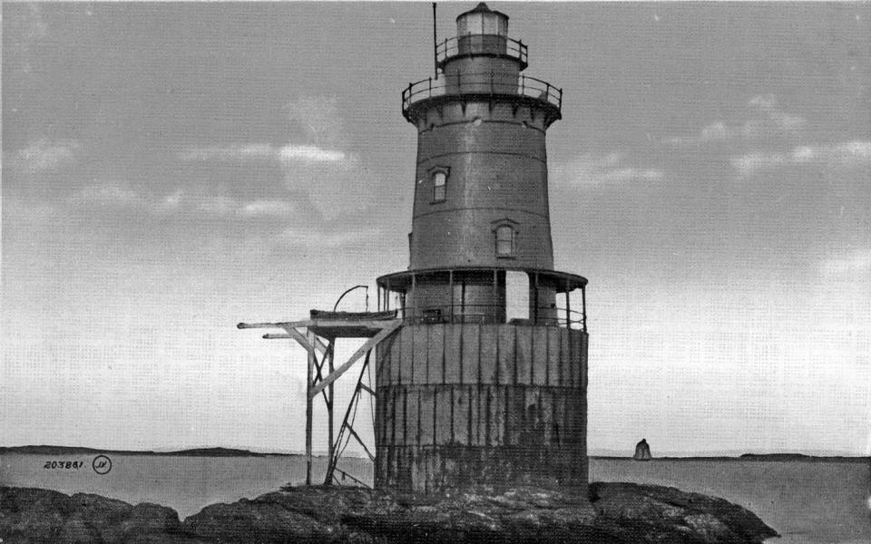 Whale Rock Light a été construit en 1882 à l'embouchure du passage ouest de la baie de Narragansett. Lorsque l'ouragan de 1938 a frappé, le phare a été emporté par la mer, avec son assistant gardien, Walter Eberle, et seule la base reste.