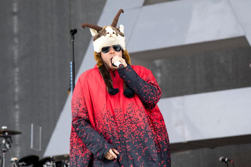 Na, das ist mal ein ordentlicher Regenponcho. Dazu diese Geißbock-Mütze. Was für ein Outfit! Aber wer ist das überhaupt? Die Antwort: Jared Leto, Schauspieler und Frontmann der Alternative-Band 30 Seconds to Mars. (Bild: Getty Images/Jan Hetfleisch)