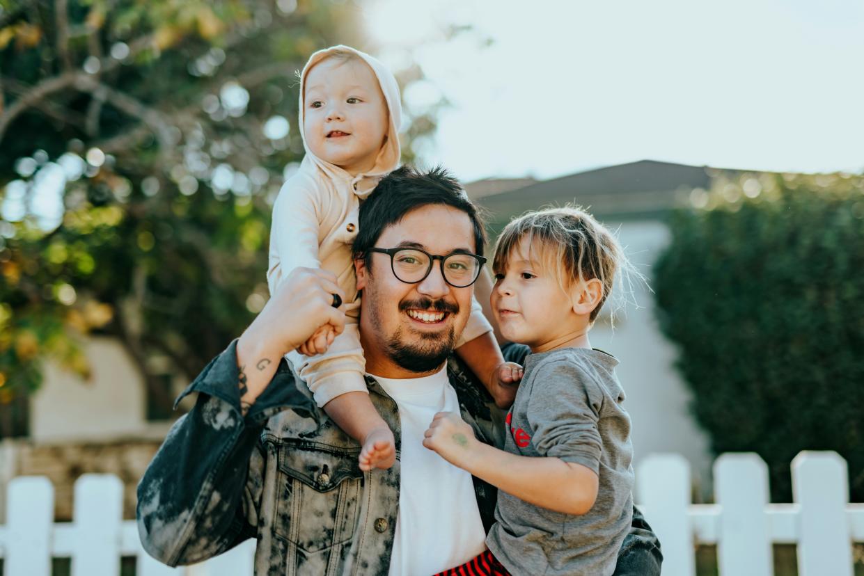  A family of one dad and two children. 