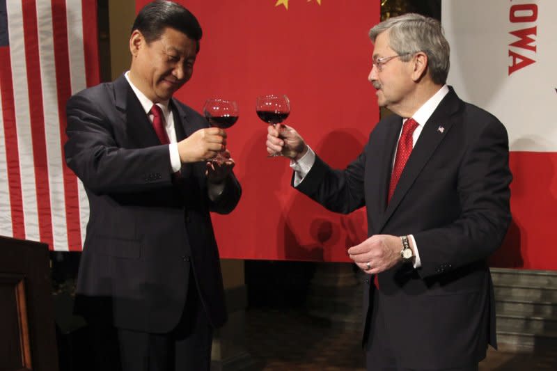 內定出任川普新政府駐中國大使的愛荷華州長布蘭斯塔德（Terry Branstad）2012年與習近平把酒言歡（AP）