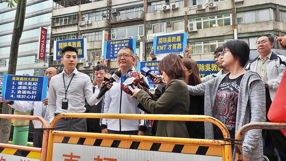 陳杰被開除黨籍後，30日下午率十多名支持者北上，前往國民黨中央抗議。( 圖 / 記者陳弘志攝 )