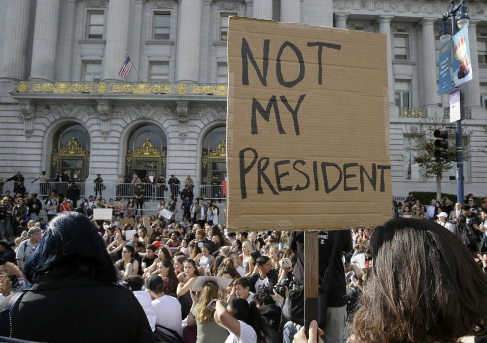 Estudiantes de secundaria protestan en contra de la victoria de Donald Trump en la elección por la presidencia de Estados Unidos, frente al Ayuntamiento en San Francisco, el jueves 10 de noviembre de 2016. (AP Foto/Eric Risberg)