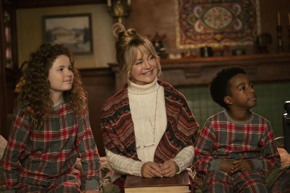 darby camp as kate, goldie hawn as mrs claus and jahzir bruno as jack in the christmas chronicles 2