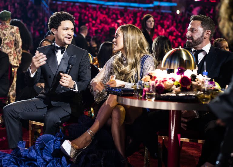 Trevor Noah junto a Jennifer Lopez y Ben Affleck 