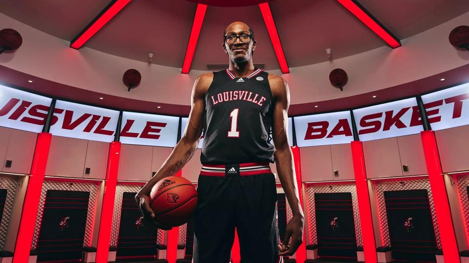 A consensus top-10 big man in the 2023 recruiting cycle, Dennis Evans is the highest-rated prospect to sign with the Cardinals since head coach Kenny Payne took over the program in March 2022.