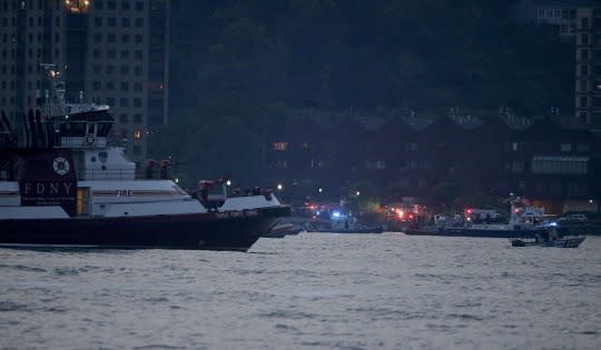 Vintage plane crashes in Hudson River