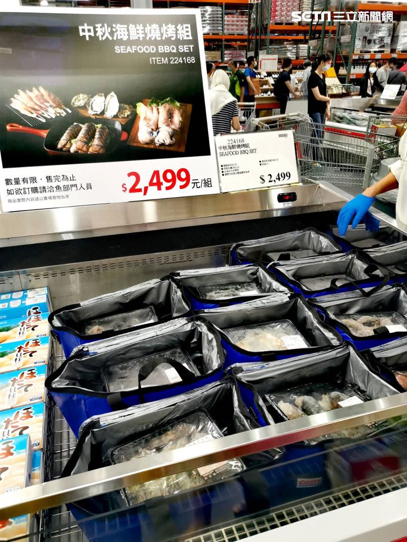 中秋佳節將至，美式賣場好市多上架「冷藏肉品燒烤組」、「中秋海鮮燒烤組」引發全網暴動。（組合圖／記者洪玲明拍攝）