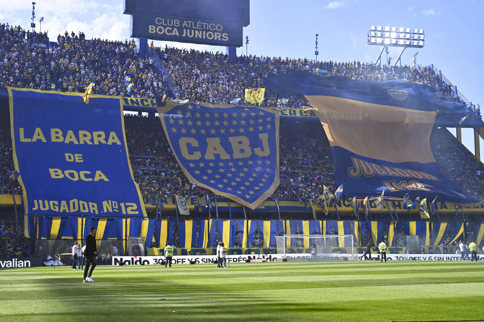 Los hinchas de Boca Juniors animan a su equipo durante un partido entre Boca Juniors y Newell's Old Boys de la Copa de la Liga Profesional 2023, en el Estadio Alberto J. Armando, el 12 de noviembre de 2023 en Buenos Aires, Argentina. (Foto de Rodrigo Valle/Getty Images)