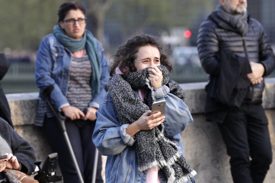 <p>Sur place, non loin de l’incendie, de nombreux Parisiens et touristes se sont réunis, incrédules et surtout très émus. Les larmes étaient nombreuses. Chaque année, Notre-Dame accueillait environ 14 millions de touristes. </p>