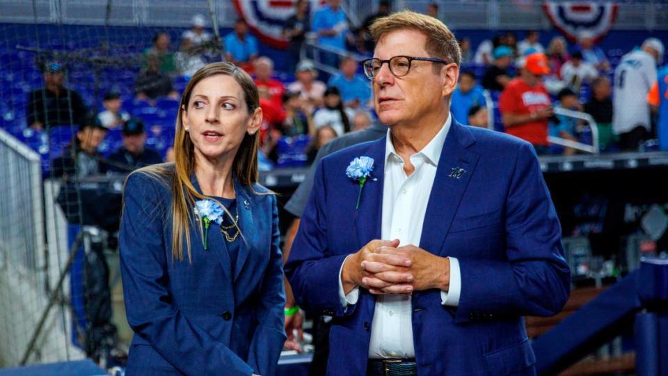 El presidente y principal propietario de los Marlins de Miami, Bruce Sherman, habla con Caroline O’Connor antes de la apertura de la temporada del equipo en casa el 14 de abril de 2022. 