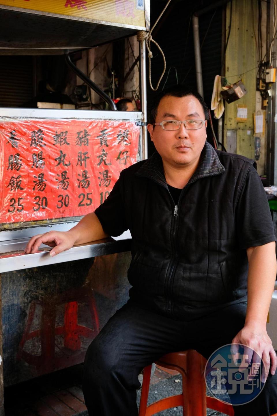 第二代老闆蔡雨育會視麻油雞肉銷量，在攤子後方隨時滷製食材，也不賣隔夜。