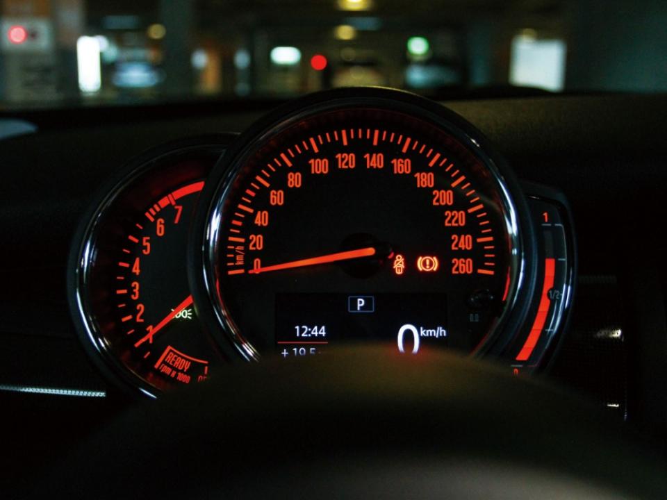 轉速、時速表整合於駕駛者的前方，時速表下方提供一組單色資訊幕，顯示里程、油耗等資訊。