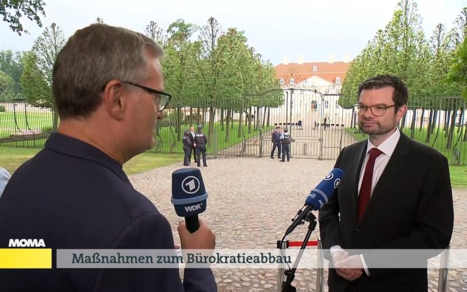 "Das Statistische Bundesamt hat ausgerechnet, dass wir den Bürokratiekostenindex mit diesen Maßnahmen auf sein Allzeittief drücken werden", erklärte Marco Buschmann (rechts) Michael Strempel. (Bild: ARD)