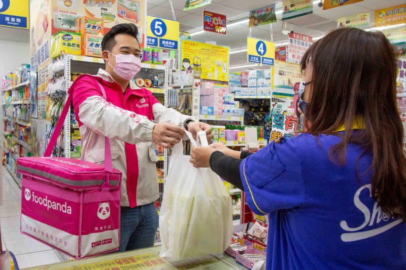 foodpanda獨家合作小北百貨、喜互惠，完整即時外送版塊，提供 24 小時、最接地氣的便利服務。（foodpanda提供）