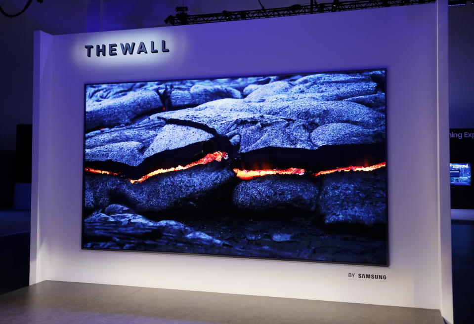 Samsung präsentiert auf der CES 2018 den Riesenfernseher “The Wall”. (Bild: Samsung)