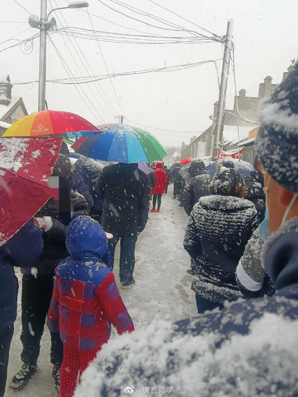 中國山東省威海日前下起大雪，但市民仍被要求排隊做核酸檢測。   圖：翻攝自微博