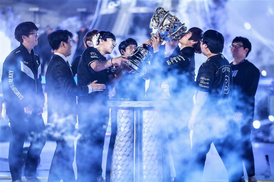 SSG奪勝後，打野選手Ambition親吻冠軍獎盃。 圖：翻攝自 LoL Esports Photos flickr