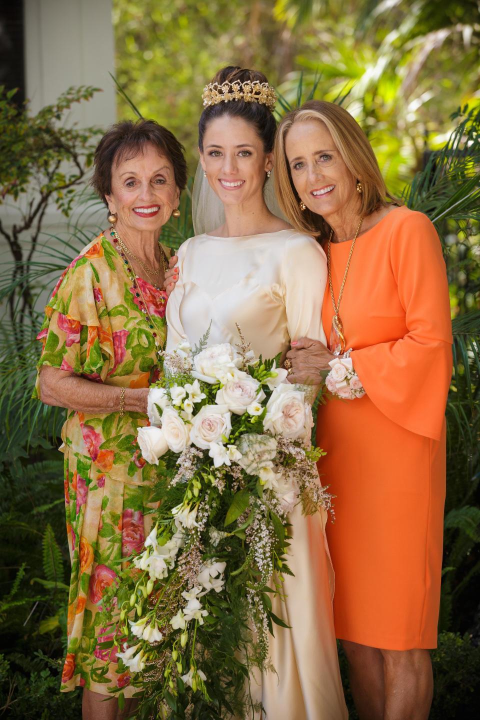 Bride Pilar posing with her grandma Anita and her mother Marta.&nbsp; (Photo: <a href="http://www.memoriesbymichael.com/" target="_blank">Michael Jonathan Studios</a>)