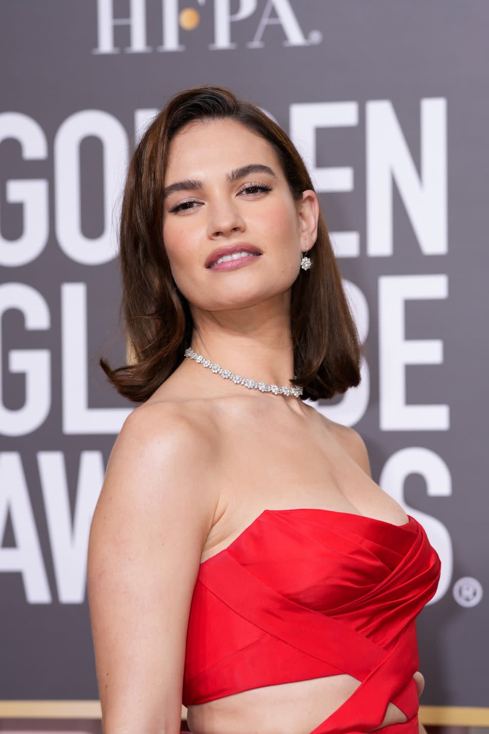 lily james 90s flicky bob golden globe awards 2023