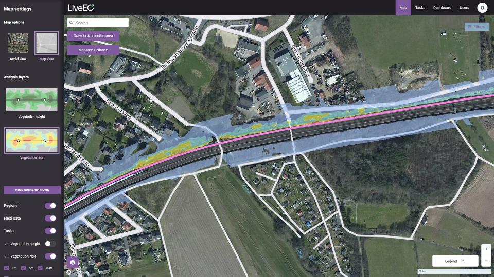 Bahntrasse: LiveEO erstellt Risikoprofile unter anderem für Bahnstrecken: In den rot markierten Bereichen stehen Bäume zu nah an den Schienen. - Copyright: LiveEO