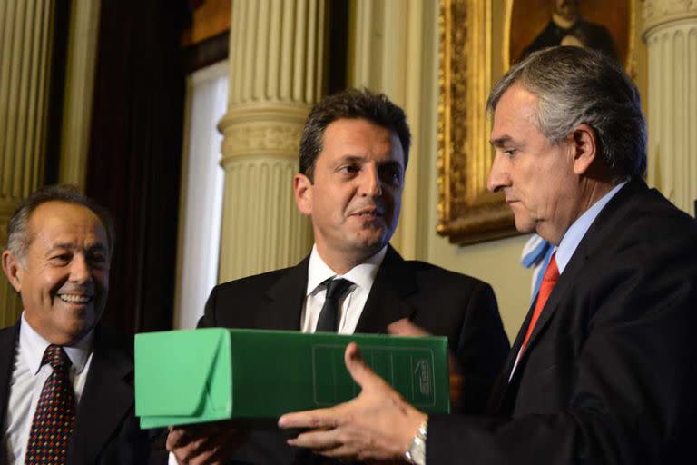 Rodríguez Saá, Massa y Morales, con una de las cajas en las que se recolectaron firmas contra Carlés