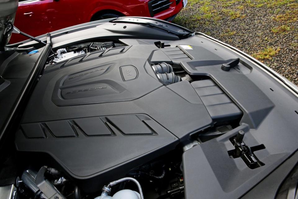 小改款Cayenne S換裝4.0L V8雙渦輪引擎，綿密細緻的運轉品質實在令人難以忘懷。