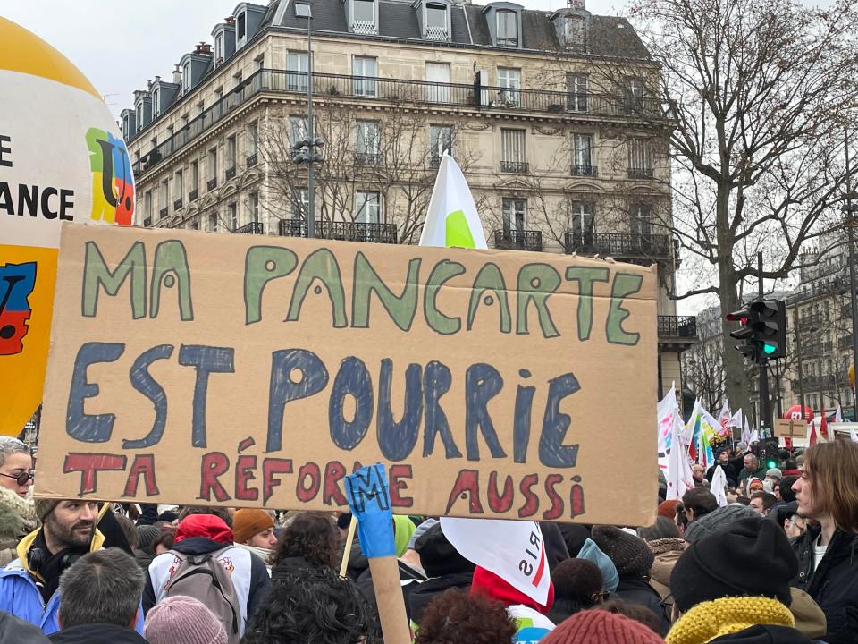 "Ma pancarte est pourrie, ta réforme aussi". (Photo Matthieu Brandely / Yahoo)