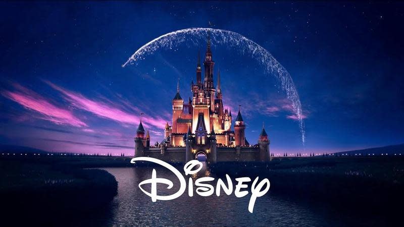 美國媒體巨頭迪士尼宣布，暫停在主要市場俄羅斯上映電影和戲劇，並不排除根據不斷變化的狀況做出未來的商業決策。（翻攝自推特/迪士尼公司的官方標誌）