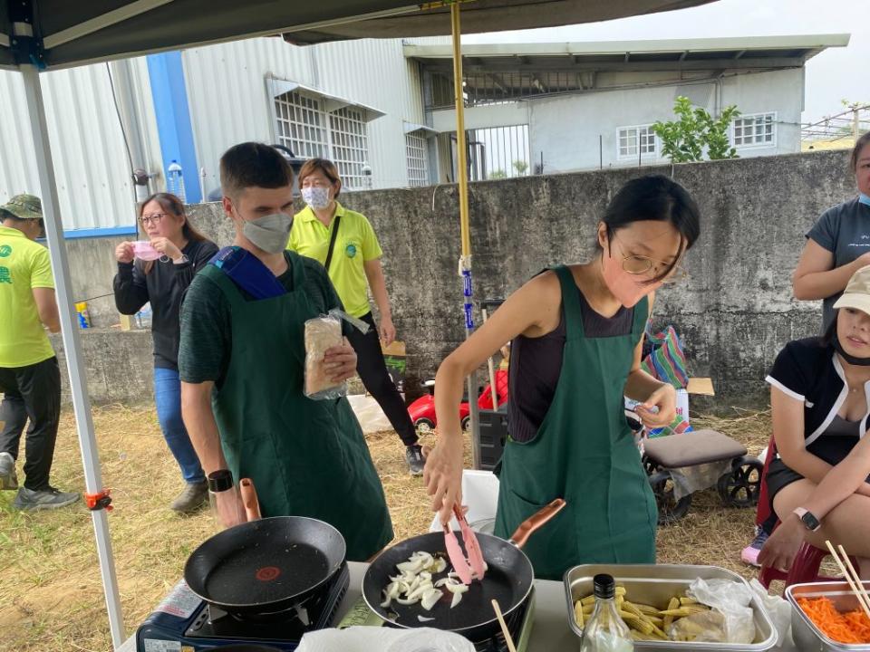 新化區食農教育讓親子共度玉米筍的美味。（記者張淑娟攝）