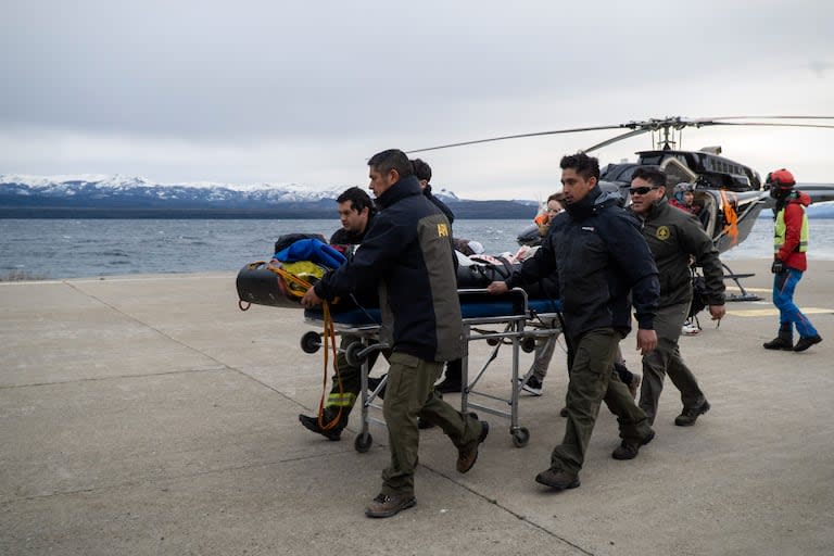 Trasladan al hombre que fue rescatado en el Cerro López tras quedar atrapado durante más de diez horas por una avalancha