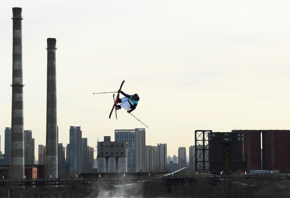 La estadounidense Caroline Claire durante su participación en la prueba de esquí acrobático big air femenino. (Foto: David Ramos / Getty Images).