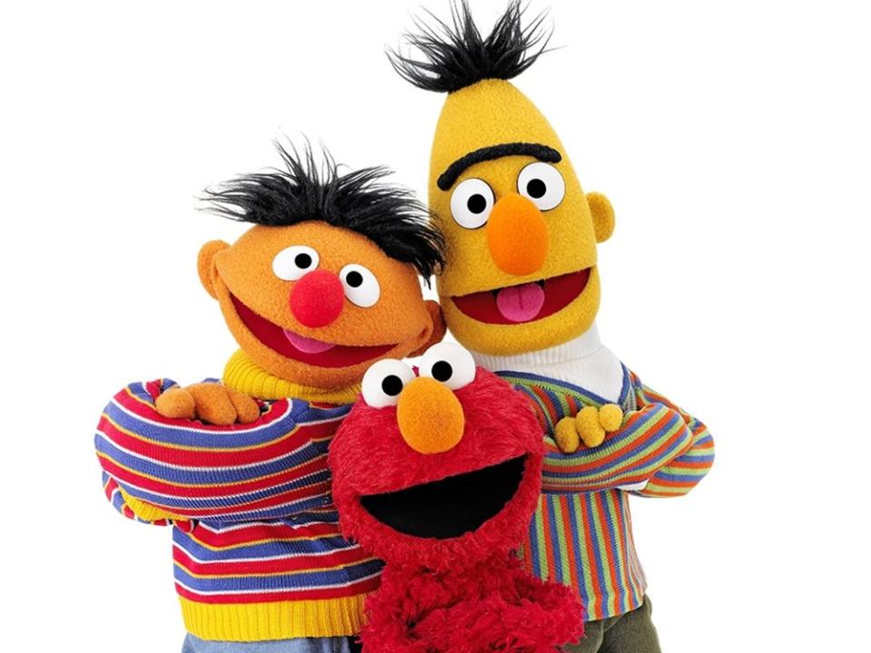 Das Duo Ernie und Bert sowie Elmo (Mitte) gibt es nun auch auf Ukrainisch. (Bild: NDR/Sesame Workshop)