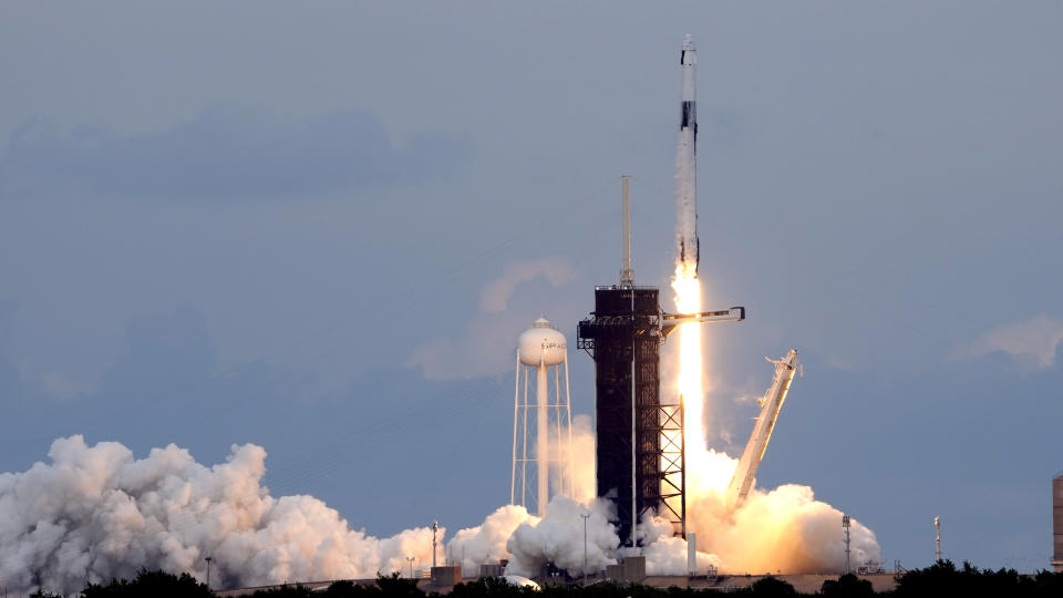 Un cohete Falcon 9 de SpaceX, con la cápsula Dragon y una tripulación de cuatro astronautas independientes, despega desde el Centro Espacial Kennedy en Cabo Cañaveral, Florida, el domingo 21 de mayo de 2023. (AP Foto/John Raoux)