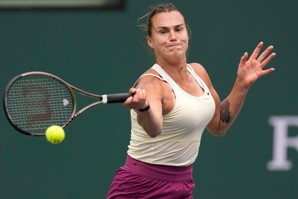 Aryna Sabalenka, de Bielorrusia, devuelve un tiro contra Elena Rybakina, de Kazajstán, durante la final individual femenina en el torneo de tenis BNP Paribas Open el domingo 19 de marzo de 2023 en Indian Wells, California (AP Photo/Mark J. Terrell)