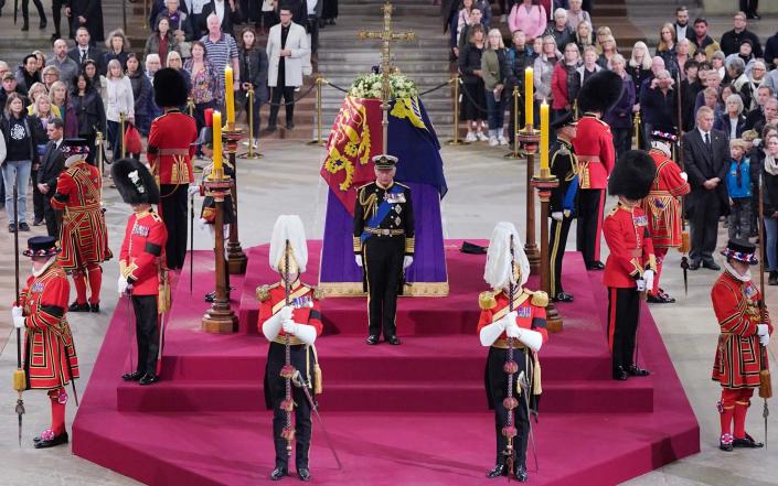 پادشاه چارلز سوم، پرنسس رویال، دوک یورک و ارل وسکس در کنار تابوت ملکه الیزابت دوم در حالی که روی تابوت در تالار وست مینستر قرار دارد، بیداری می کنند - رویترز