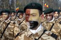 <p>Soldaten der rumänischen Armee bereiten sich auf eine Militärparade anlässlich des Tages der Einheit vor. Der Feiertag erinnert an die Wiedervereinigung Rumäniens mit den Gebieten Transsilvanien, Bessarabien und Bukowina. (Bild: Robert Ghement/EPA) </p>