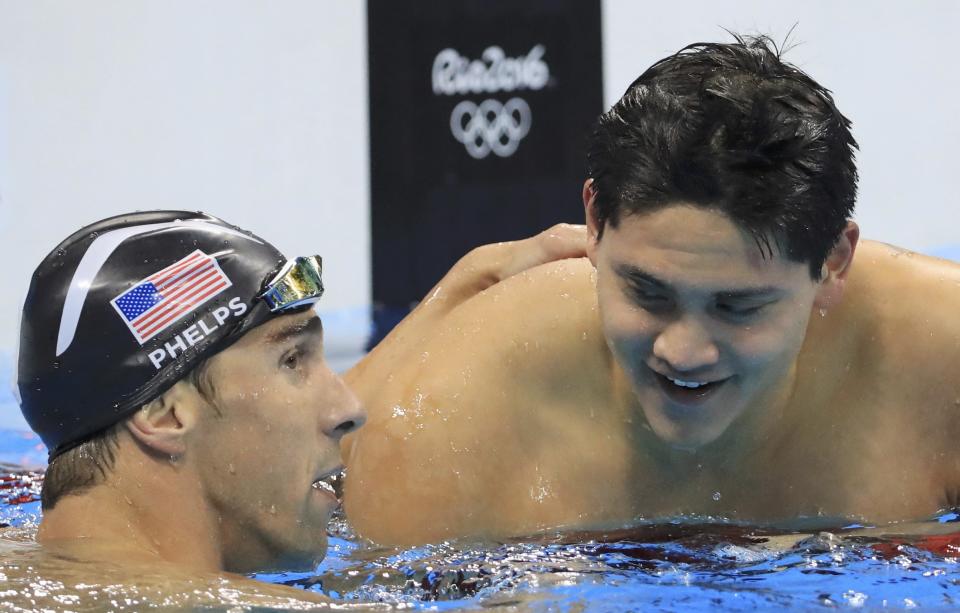 Michael Phelps gratuliert Joseph Schooling zum Sieg (Bild: REUTERS/Dominic Ebenbichler)