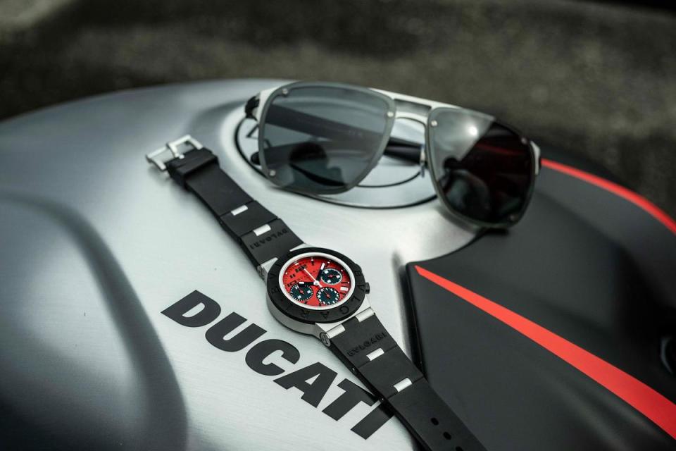 Aluminium計時碼錶DUCATI特別版，紅色面盤與黑色三眼盤非常醒目。